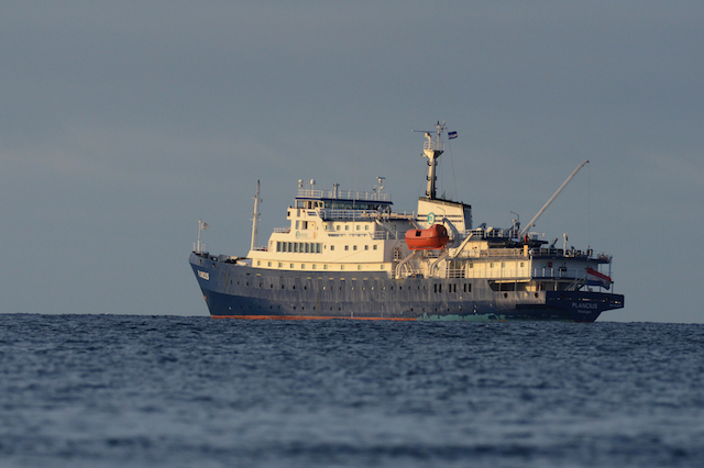 58 Plancius gezien vanaf de zodiac, gelegen voor de ksu van Razo, Kaap Verden, 4 mei 2011, Laurens Steijn kopie