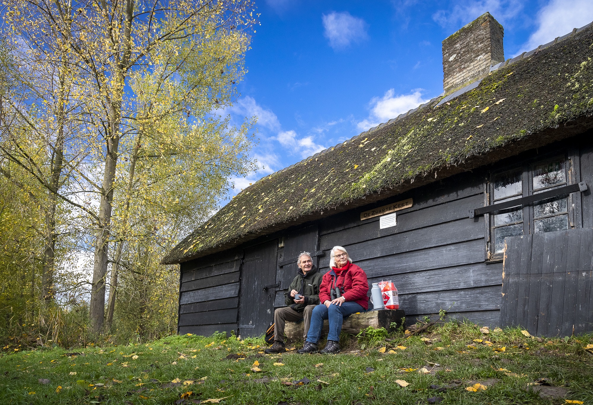 Wandelen Biesbosch: twee mensen rusten uit